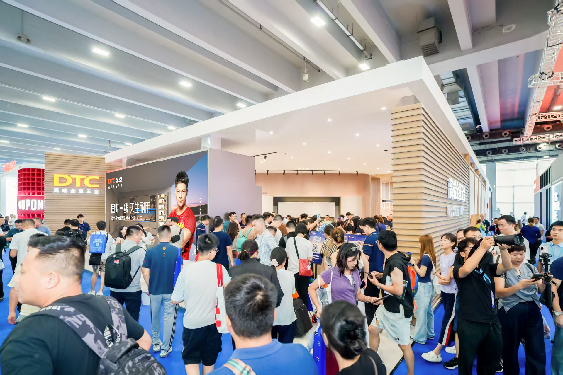 广州建博会直击 | 权威媒体齐聚，见证DTC东泰全屋五金再进阶